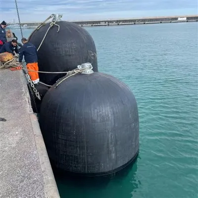 해군용 반-잠수정 공압 펜더